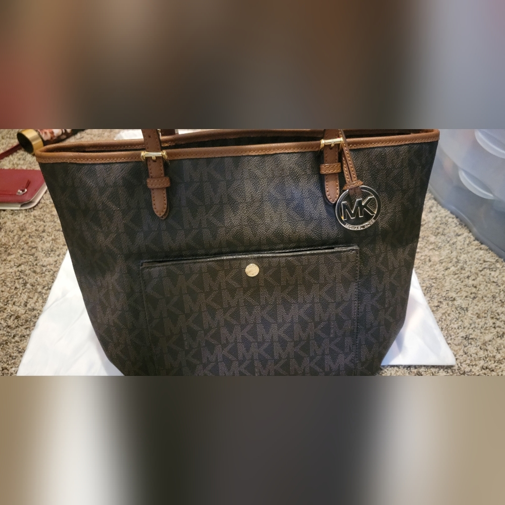 Michael Kors Large Jetset Tote With 6 Pockets